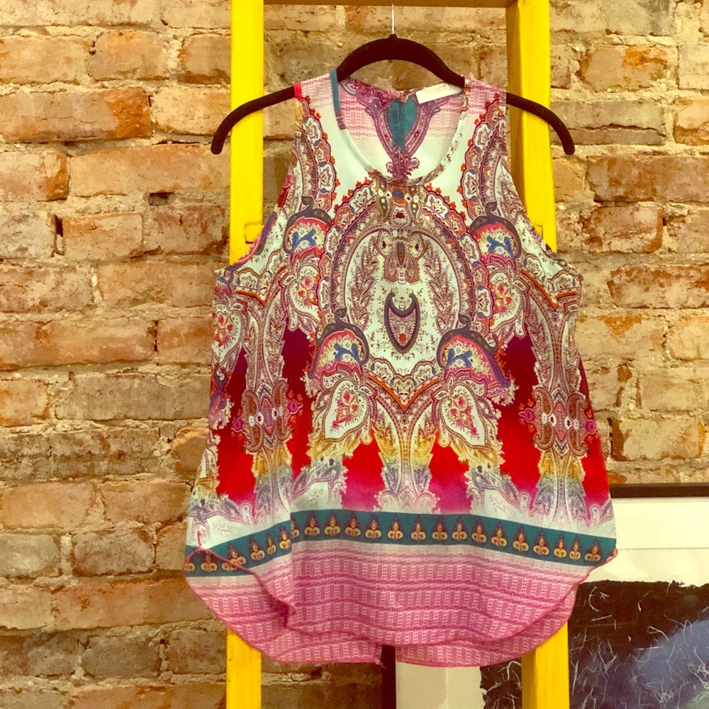 Sleeveless top, great design and colors